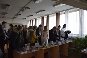 Осмотр книжной выставки