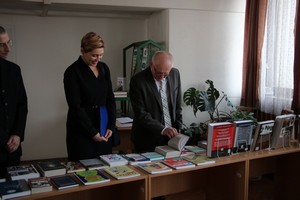 Осмотр книжной выставки. Ф. Данё и С. Романова