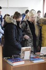 Осмотр книжной выставки