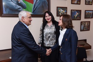Ректор К.Абдуллаев, Е.Кривова и С.Фейзуллаева (в центре)