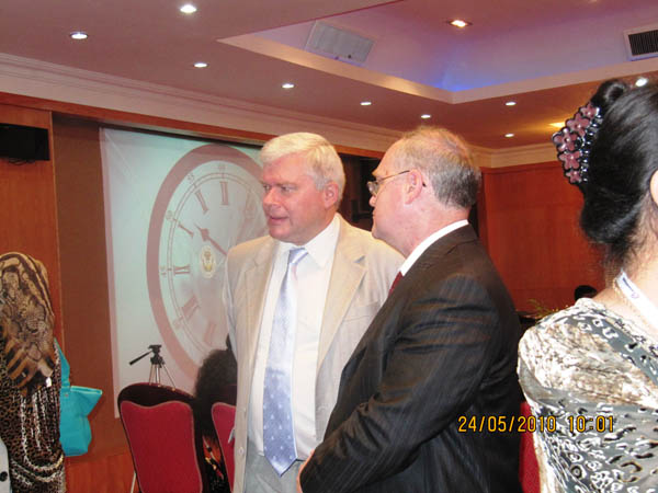 В.С.Угаров с послом РФ в Таджикистане Ю.Ф.Поповым на открытии выставки