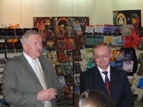 А.С. Сарымов открывает книжную выставку