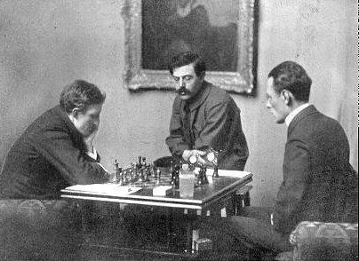 Слева — американский шахматист Ф. Маршалл, в центре – меценат и поклонник шахмат голландский художник и банкир Лео Нардус, на вилле которого проходил матч в 1908.