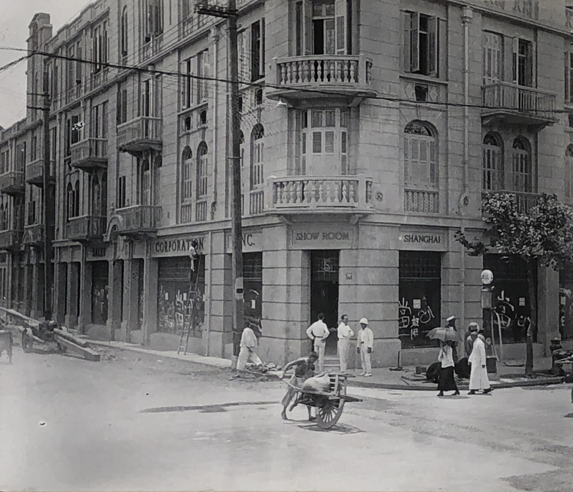 Здание «Сентрал Мэншнс» на Бабблинг Уэлл род. 1931. Источник: https://www.virtualshanghai.net/