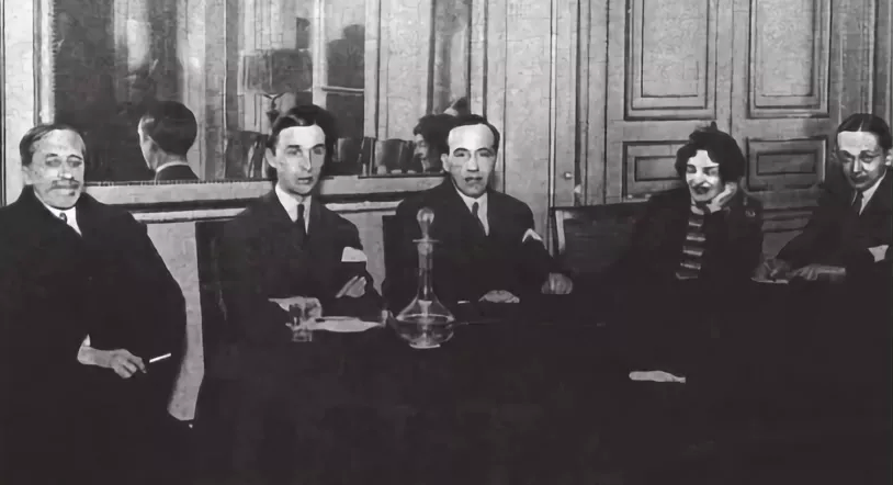 Дмитрий Мережковский, Георгий Иванов, Николай Оцуп, Зинаида Гиппиус, Георгий Адамович. На заседании Зеленой лампы. 1930-е Дмитрий Мережковский, Георгий Иванов, Николай Оцуп, Зинаида Гиппиус, Георгий Адамович. На заседании Зеленой лампы. 1930-е