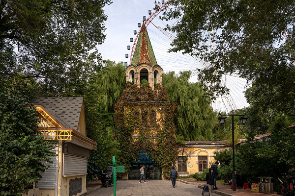 Надвратная колокольня (1932) со стороны входа с Большого проспекта (сегодня – Сегодня – проспект Дундачжи). Сентябрь 2024. Фото Елизаветы Кириной