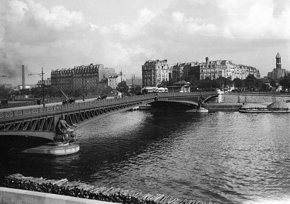 Вид на мост Мирабо и левый берег Сены, авеню Эмиля Золя и улицу Конвенции. Источник: https://pastvu.com/p/832282