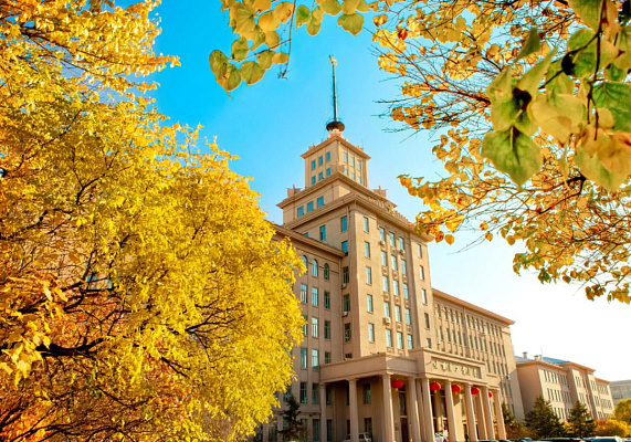 Корпус ХПУ. Ракурс слева дает возможность сравнить здание с МГТУ им. Н.Э. Баумана. Источник: https://sakhaday.ru/amp/ucheba-v-kitae-programma-1-4-v-harbinskom-politehnicheskom-universitete