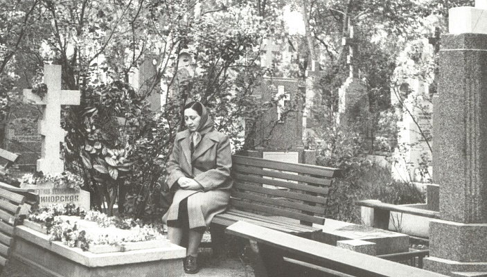 Благоустройство  могилы. 1957. Фото из личного архива Т.В. Жилевич