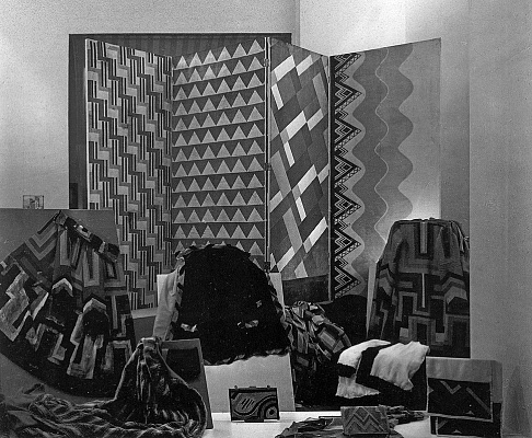 Интерьер симультанного бутика Сони Делоне и Жака Хейма на мосту Александра III. Международная выставка современного декоративного и промышленного искусства. Париж. 1925