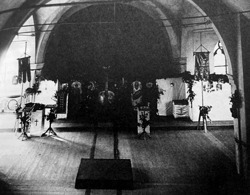 Вид временного иконостаса храма преподобного Сергия Радонежского. 1924–1926. Свято-Сергиевское подворье в Париже. Париж; СПб., 1999