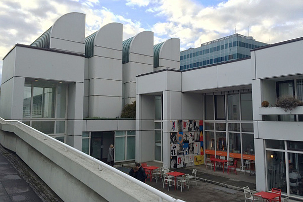 Баухауз-Архив (Музей дизайна) в Берлине. Вид на открытую террасу магазина при архиве