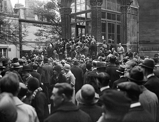 У входа в храм. Париж. 1917-1920. Фотограф: Альберт Харлинг. Источник: https://www.roger-viollet.fr/image-photo/russian-emigrants-settled-in-paris-after-the-176949