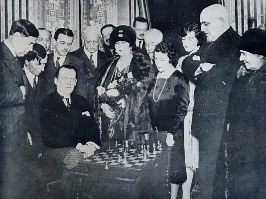 А.А. Алехин в редакции на рю де Моску, 34. 4 февраля 1928. Источник: Иллюстрированная Россия. 1928. № 7 (144)