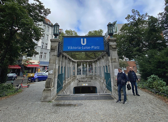 Вход в станцию метро «Виктория-Луизе-плац» на Моцштрассе. Сентябрь 2021. Фото Алексея Урбана