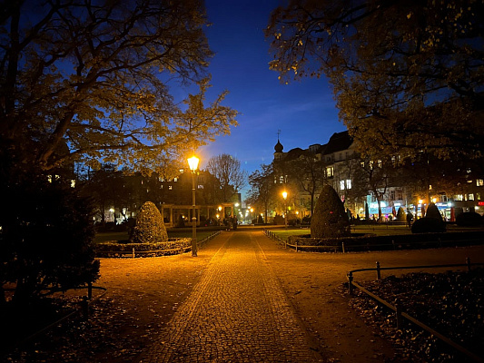 Виктория-Луизе-плац ночью. Ноябрь 2022. Источник: https://ru.foursquare.com/v/viktorialuiseplatz/4b1673f7f964a52043b923e3/photos