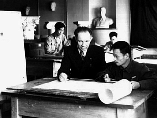 П.И. Приходько среди сотрудников Образовательного и исследовательского бюро архитектурного дизайна. Конец 1950-х. Фото любезно предоставлено коллегами из Института архитектуры ХПУ