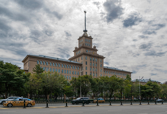 Главное здание Харбинского политехнического университета. Вид с проспекта Сидачжи. Ракурс слева дает возможность сравнить здание с МГТУ им. Н.Э. Баумана. Сентябрь 2024. Фото Елизаветы Кириной