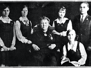 Выпускницы Коммерческого училища с директором А.Г. Кравцовой. 1931. Источник: China Press. 1931. 12 июля