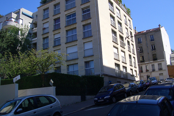 Рю Давьель. Сад на месте дома, где ранее находилась редакция «Современных записок». Июль 2008. Фото Манфреда Шрубы