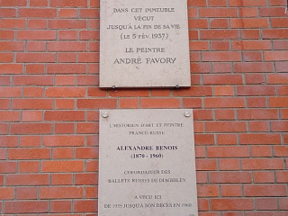Мемориальная доска в память об А.Н. Бенуа на фасаде дома его последнего адреса на ул. Огюста Виту, 2. Март 2025. Фото Алексиса Вадро (Alexis Vadrot)