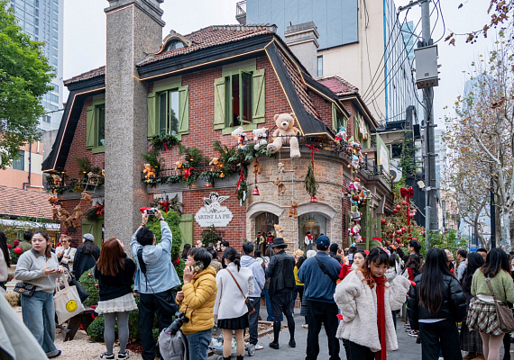 Французская кофейня «Artist La Pie» в здании, где раньше находилось кабаре «Гардения». Декабрь 2025. Фото Елизаветы Кириной