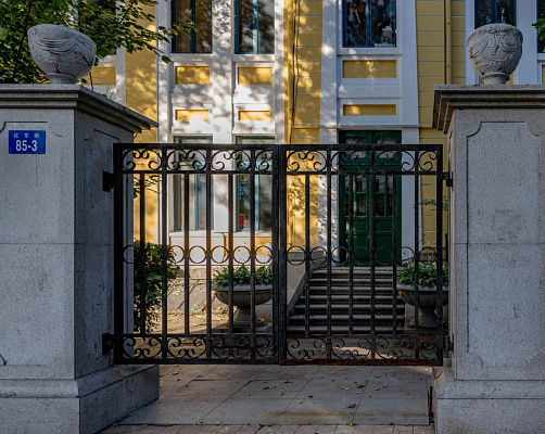 Служебный вход в гостиницу «Врата дракона». Сентябрь 2024. Фото Елизаветы Кириной