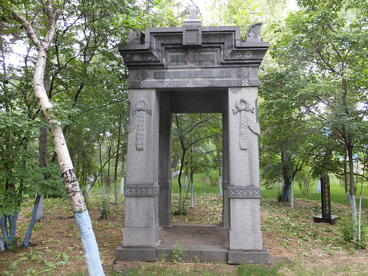 Единственный сохранившийся в Харбинском парке развлечений надгробный памятник сложной архитектурной формы (включает пилоны, перекрытие, антаблемент) ориенталиста Н.Д. Глебова (1929). Автор Г.Г. Урзов. 2015. Фото Светланы Левошко