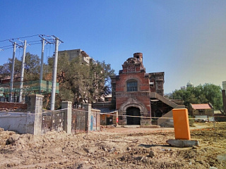 Процесс сноса застройки вокруг полуразрушенного здания храма-памятника Иверской иконы Божией Матери. 2016