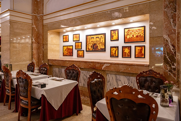 Ресторан гостиницы «Модерн». Стена с историческими фотографиями гостиницы. Сентябрь 2024. Фото Елизаветы Кириной