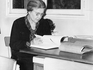 Т.А. Бакунина-Осоргина в библиотеке на рю Валанс. 1960-е. Источник: https://www.tourguenev.fr/russe/