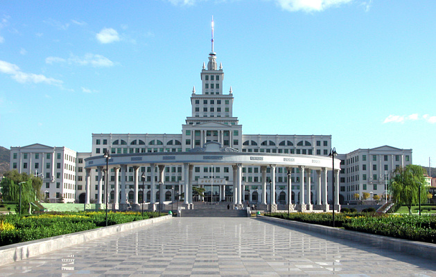 Визитная карточка филиала ХПУ в Вэйхае – колоннада перед главным зданием-высоткой 2002 года. Источник: https://mgsu.ru/universityabout/Mezdunar-deyat/novosti/51322/