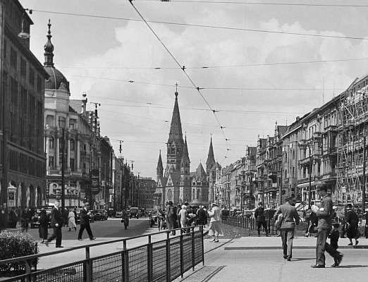 Перекресток Байройтер Штрассе (Bayreuther Straße) и Тауэнцинштрассе (Tauentzienstraße). 1927. Источник: https://pastvu.com/p/828581