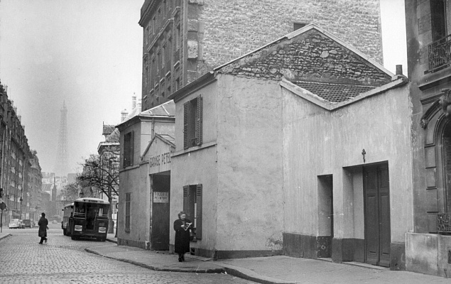 Вход в Трехсвятительское подворье и улица Петель. Начало 1950-х гг. Источник: личный архив Е.Л. Майданович