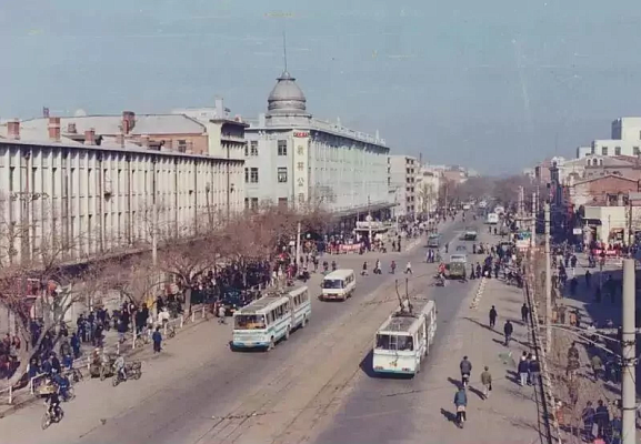 Вид на Торговый дом Цулинь (Qiulin) с проспекта Дундачжи. 1991. Источник: https://pastvu.com