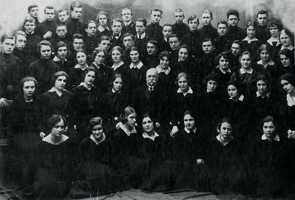 Выпускники Коммерческого училища. 1924. Источник: https://www.flickr.com/photos/91234165@N03/52830887303/in/dateposted-public/