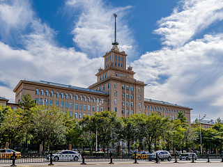 Главное здание Харбинского политехнического университета. Вид с проспекта Сидачжи. Сентябрь 2024. Фото Елизаветы Кириной