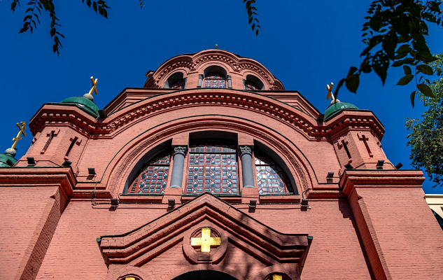 Свято-Покровская церковь. Витражное окно над порталом. Сентябрь 2024. Фото Елизаветы Кириной