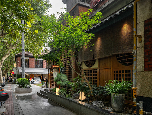 Ресторан «Mikawa dining» в здании на Юйюань лу, где раньше находилось кабаре «Гардения». Август 2023. Фото Елизаветы Кириной