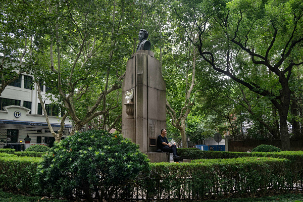 Современный шанхайский памятник А.С. Пушкину. Скульптор Гао Юньлун, архитектор Ци Цзыхун. Август 2024. Фото Елизаветы Кириной