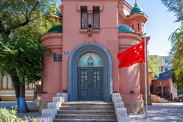 Паперть Свято-Покровского храма. Сентябрь 2024. Фото Елизаветы Кириной