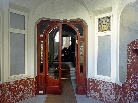 Вестибюль дома на Виктория-Луизе-плац, 9. Источник: https://ru.foursquare.com/v/viktorialuiseplatz/4b1673f7f964a52043b923e3/photos