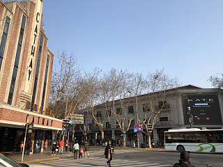 Перекресток Хуайхай лу и Маомин лу. Наши дни. Февраль 2019. Фото Михаила Дроздова