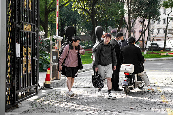Студенты Шанхайской консерватории у входа в кампус. Апрель 2023. Фото Елизаветы Кириной