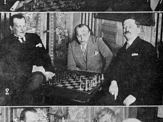 А.А. Алехин в редакции на рю де Моску, 34 играет с Н.А. Тэффи, М.А. Алдановым, П.Н. Милюковым; арбитры: П.Н. Милюков, М.П. Миронов, А.И. Куприн. 4 февраля 1928. Источник: Иллюстрированная Россия. 1928. № 7 (144)