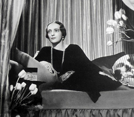 Княгиня Ирина Александровна Юсупова рекламирует духи «Ирфе». Париж. 1920-е