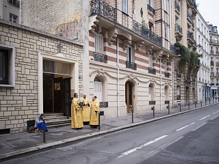 У входа в Трёхсвятительское подворье на улице Петель. Ноябрь 2019. Источник: https://commons.wikimedia.org/wiki/Category:Rue_P%C3%A9tel_(Paris)