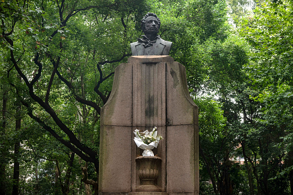 Современный шанхайский памятник А.С. Пушкину. Скульптор Гао Юньлун, архитектор Ци Цзыхун. Август 2024. Фото Елизаветы Кириной