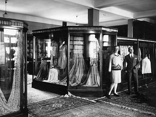 Универмаг Чурина на Большом проспекте. Отдел дамского готового платья. 1930-е. Фотограф В.П.Абламский