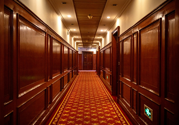 Гостиница «Модерн» Типовой коридор с номерами. Сентябрь 2024. Фото Елизаветы Кириной